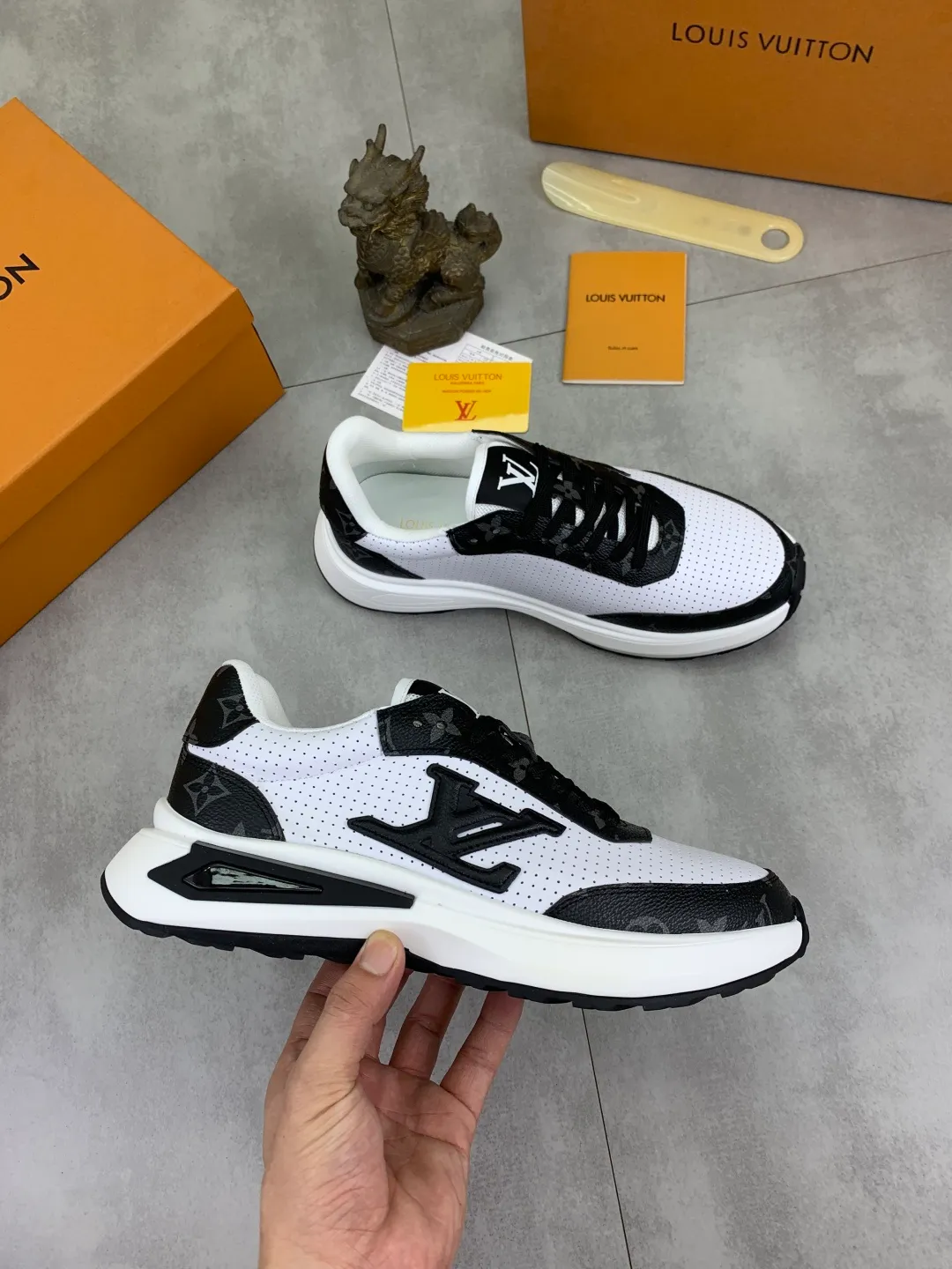 Men's shoes 💰P460 💰 [New model] 🆘 The latest model from LV official website 🎁 Casual and fashionable men's shoes 👟 Hot style 💥 Simple and elegant style, exclusive for trendy men. Unique latest brand elements from the official website 👑 Original decoration, fashionable and generous, the fabric is made of original calfskin ➕ Comfortable and breathable mesh lining ➕ Pigskin lining ✅The official website specifies wear-resistant casual outsole, the classic model is taken in real life🎬Color: 3️⃣colors available😍Number of codes: 38-44 (45 46 customized)